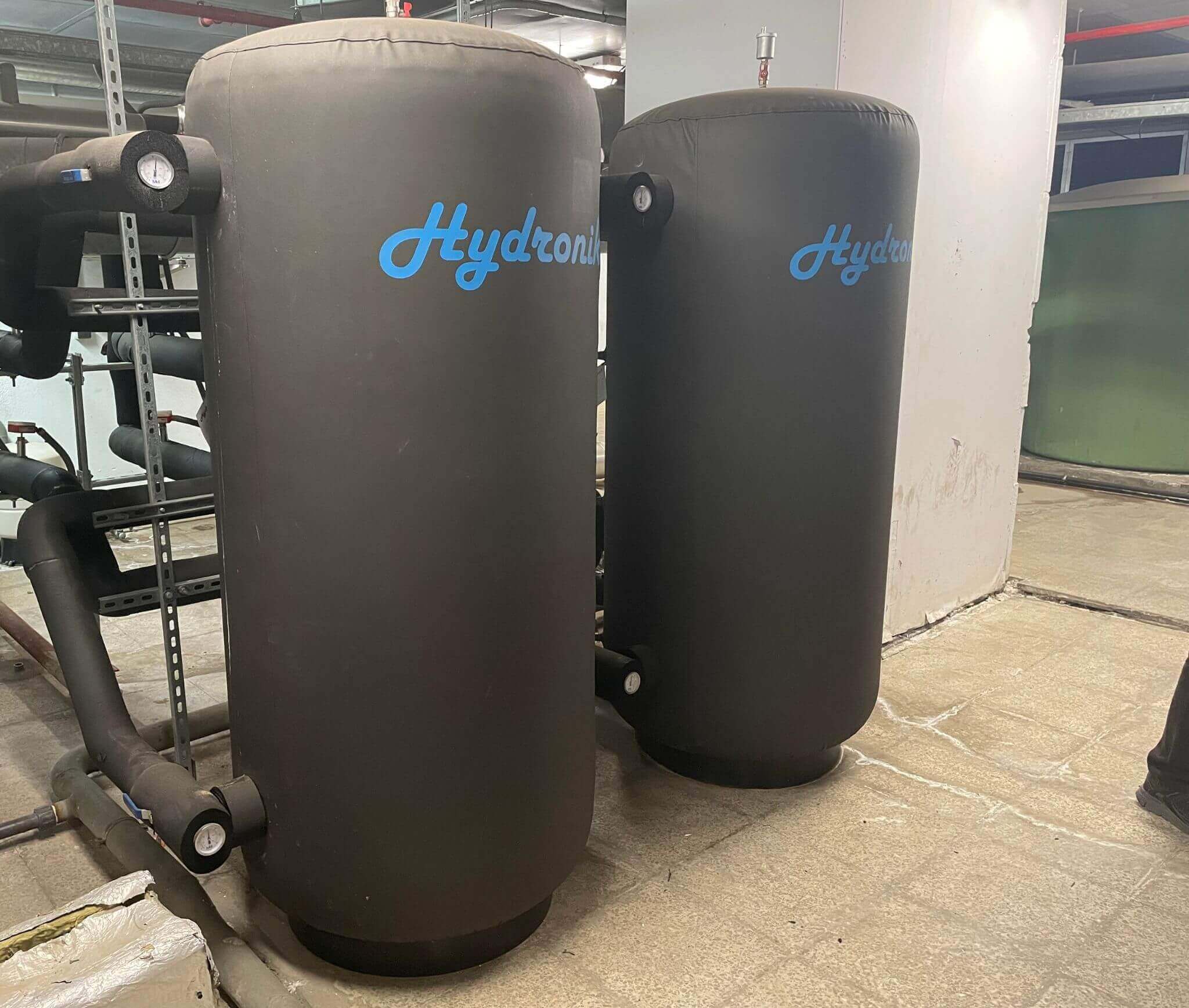Sistema ACS eficiente para hoteles sin acumuladores